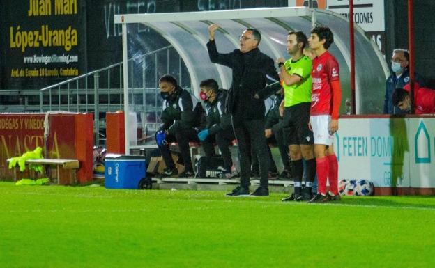 Manu Calleja, técnico del Laredo: «Toca tragar veneno»