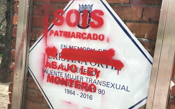 Vandalizan la placa de 'La Veneno' en el Parque del Oeste de Madrid con pintadas contra la 'Ley Trans'