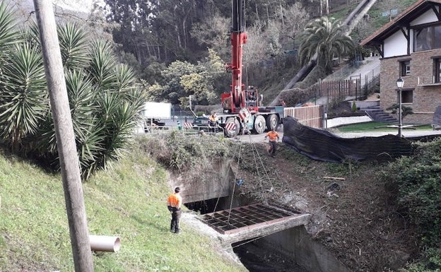 URA retira la reja que generaba problemas de inundabilidad en el río Azordoiaga de Alonsotegi