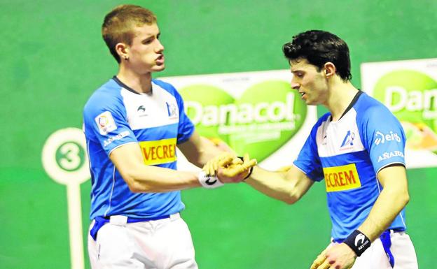 Paso al frente de Altuna y Mariezkurrena en Eibar