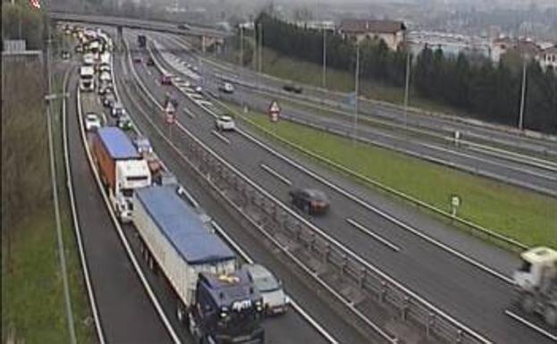 Herido grave tras chocar su coche con un camión en el corredor del Txorierri a la altura de Lezama