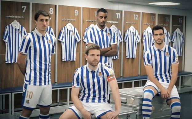 La Real Sociedad presenta su nueva camiseta para la final de Copa