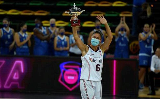 Naiara Díez, la capitana del Lointek, se despide de las canchas