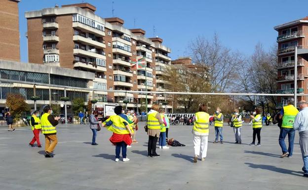 Jubilados de Romo protestan a diario por el derribo de la Nagusien Etxea