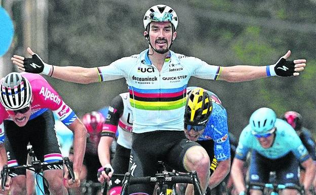 Alaphilippe contiene a Van der Poel y Van Aert