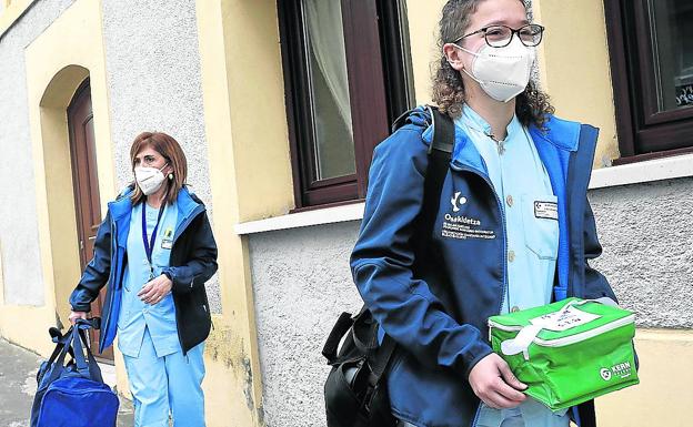 Conductores de autobús y cajeras serán vacunados de forma «inminente»