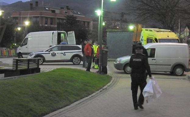 Una pancarta contra la Ertzaintza en Barakaldo obliga a movilizar a los agentes de antiexplosivos