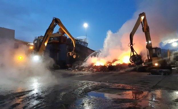 Trasladan a Txagorritxu a un bombero por inhalar humo en el incendio de una chatarrería en Salvatierra