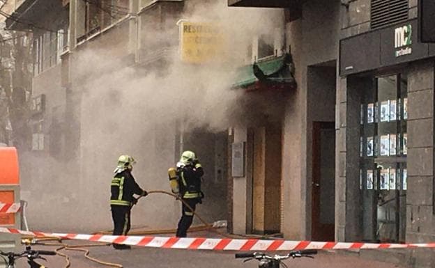 El fuego en un restaurante chino se originó en la cocina, donde había tres bombonas con fuga