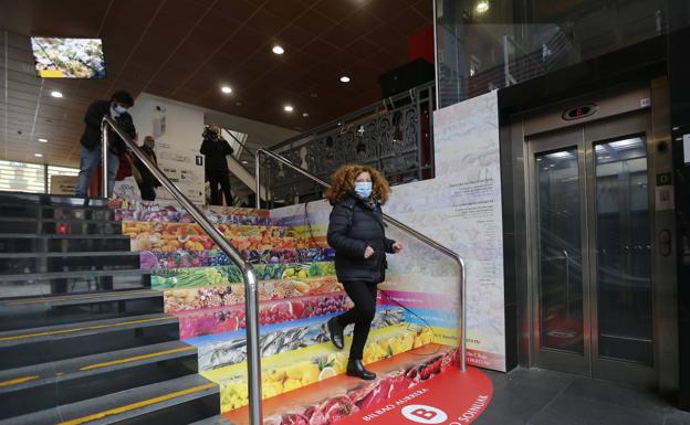 Las escaleras del Mercado de la Ribera se transforman en un instrumento musical