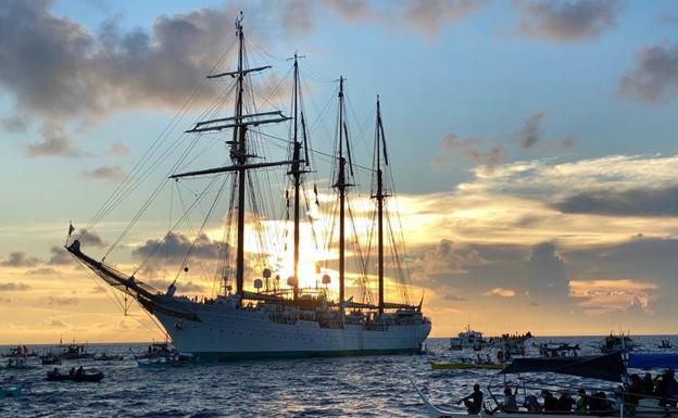 El Juan Sebastián Elcano arriba a Filipinas siguiendo la ruta de Magallanes