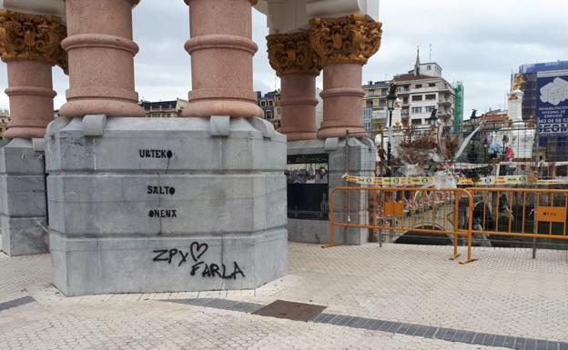 La Ertzaintza investiga las pintadas de mofa por el accidente de un agente que cayó con su coche al río en San Sebastián