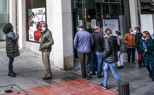 Kutxabank afronta hoy una jornada de huelga convocada por sus sindicatos