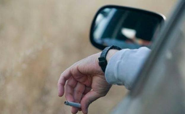 Fumar o el sueño, factores que provocan más distracciones al volante