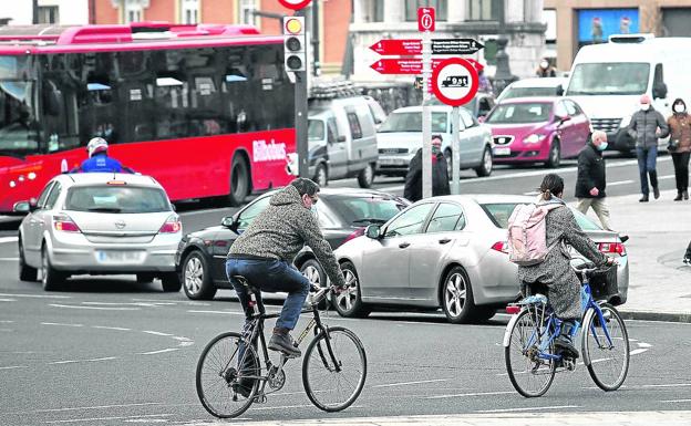 Más de la mitad de los bilbaínos prohibiría la circulación de coches por el centro de la ciudad