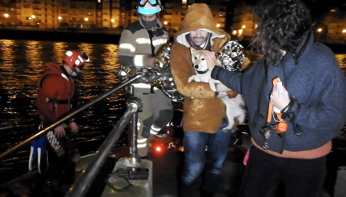 Salta a la ría en Las Arenas para rescatar a su perro del agua