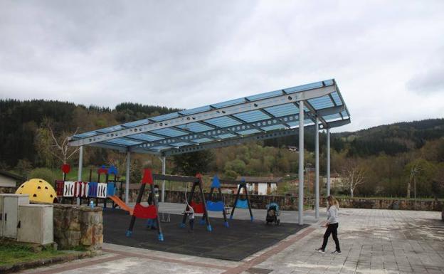 El parque infantil de Okondo tendrá una cubierta que doblará la superficie actual