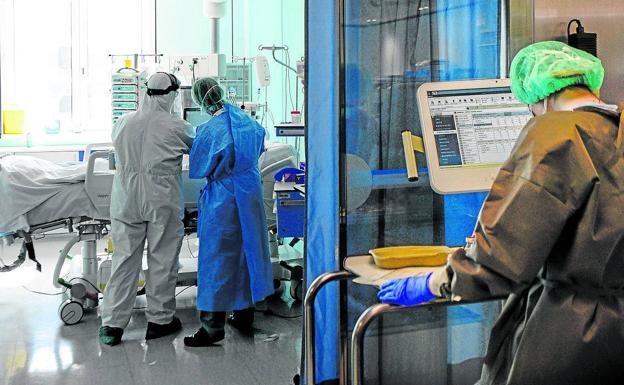 Expertos piden mayores restricciones para evitar una cuarta ola que auguran más leve