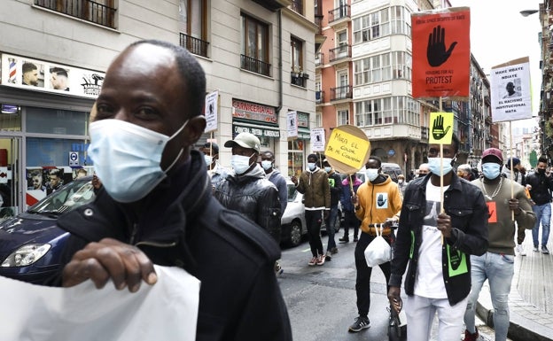 Una manifestación recorre Bilbao para exigir que se ponga freno al racismo