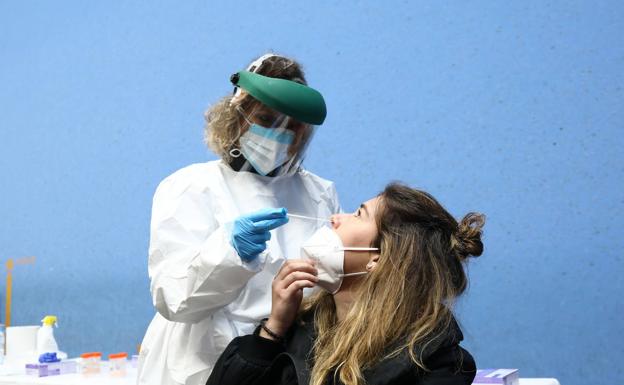 El brote detectado en el gimnasio de Deusto afecta a 43 personas