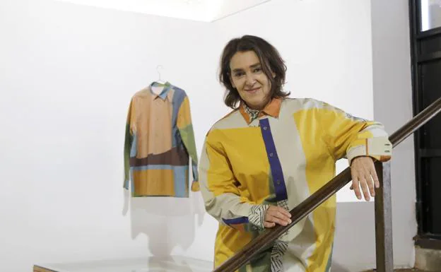 Malús, la reina del estampado que crea originales camisas y pañuelos en Bilbao
