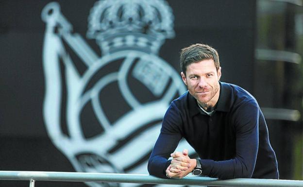 Xabi Alonso renueva con la Real y apunta a un futuro relevo de Imanol