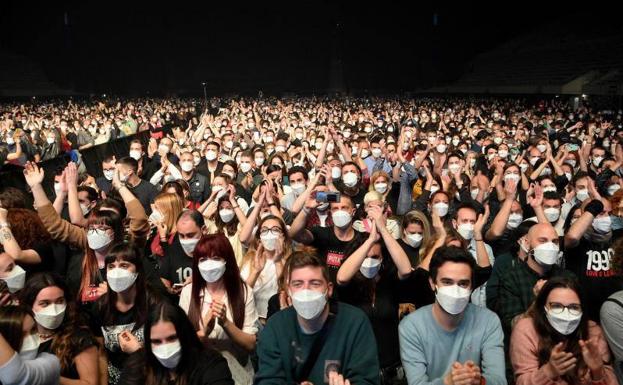 Concierto de Love of Lesbian ante 5.000 personas: test de antígenos a la entrada, con mascarilla y sin distancia de seguridad | El Correo