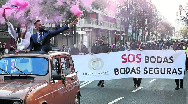 «Los novios se quieren casar y nosotros trabajar»