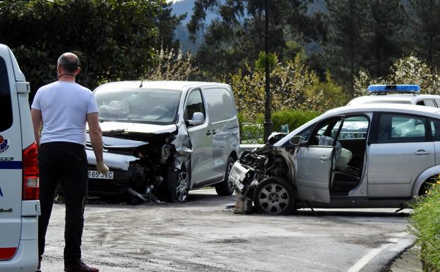 Fallece el conductor de un vehículo en un choque frontal en Zeberio