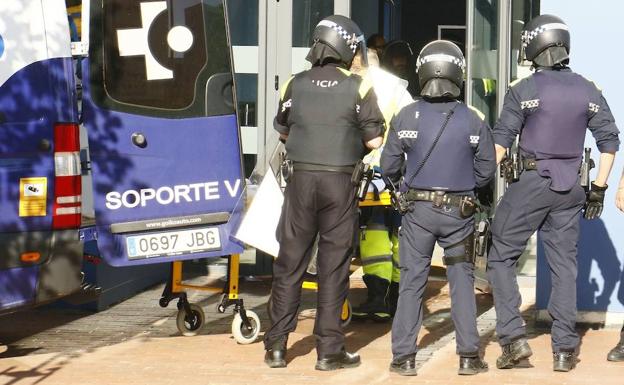 Requisan una escopeta de cañones recortados y varios machetes en un piso de Vitoria