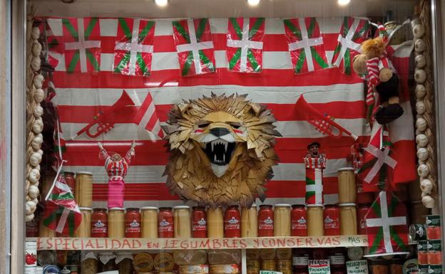 Los comercios de Bilbao se tiñen de rojiblanco para animar al Athletic