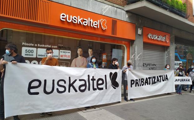 La plataforma EH Kapitalari Planto se concentra en Bilbao para denunciar la «privatización» de Euskaltel