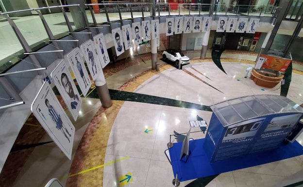 El Boulevard expone los naipes gigantes albiazules de Fournier