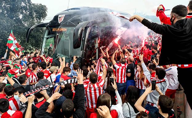 El club llama a la responsabilidad tras la masiva despedida en Lezama