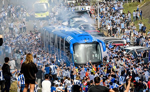 Miles de aficionados incumplen las medidas anticovid en Zubieta para despedir a la Real Sociedad