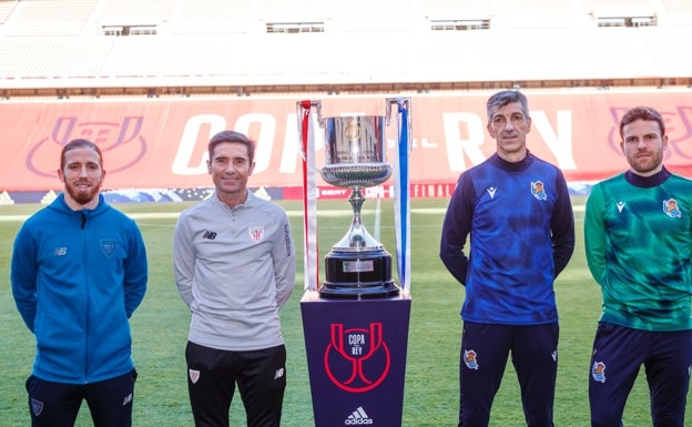 Capitanes y técnicos del Athletic y la Real Sociedad posan con el trofeo