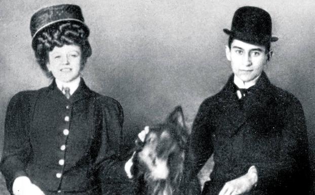 Kafka posa con Hansi Julie Szokoll, una camarera con la que tuvo sexo a cambio de dinero. La foto es de 1907 y el escritor tenía 24 años. /