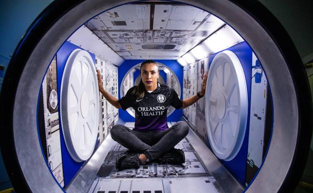 El Orlando Pride presenta su nueva camiseta desde el espacio