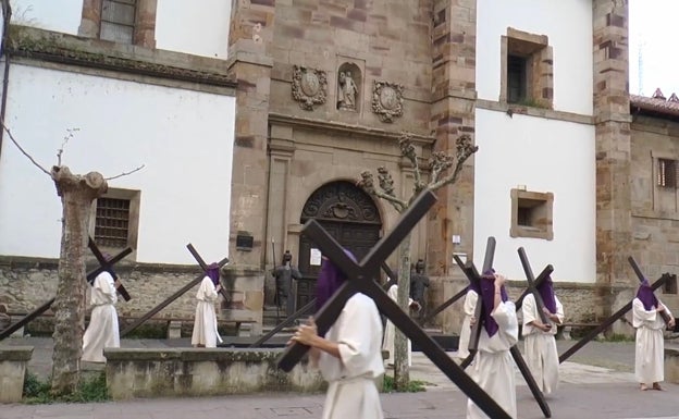 15 penitentes mantienen viva la tradición de la Pasión Viviente de Balmaseda