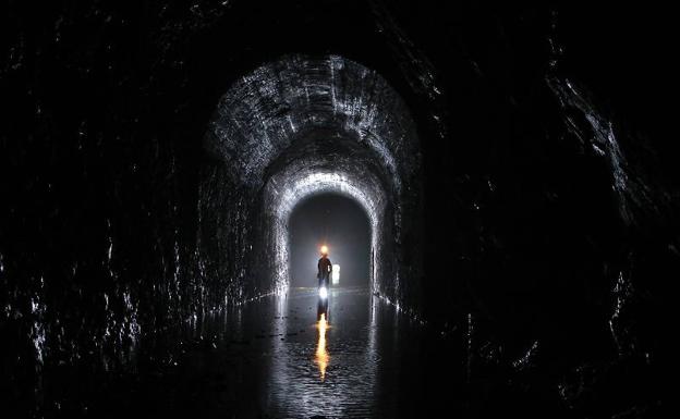 Avanza el estudio de viabilidad para recuperar un túnel que conecte Castro y Bilbao en bicicleta