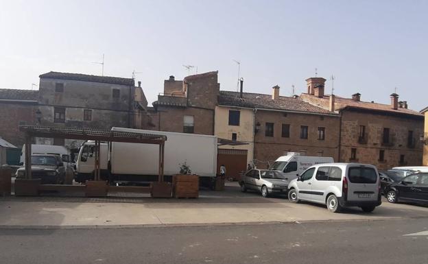 Piden regular el tráfico en la Plaza del Coso de Lantziego