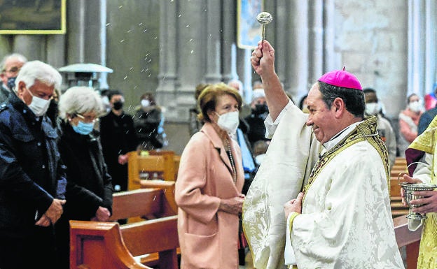 El Obispo de Vitoria reivindica la labor de sanitarios e investigadores