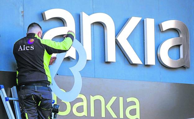 CaixaBank comienza su entrada en la red de sucursales de la antigua Bankia