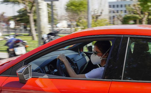 La DGT desmiente que multe por la mascarilla en el coche: «No es sancionable»