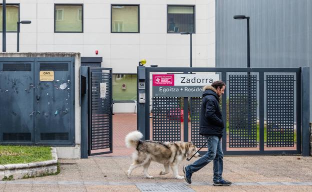 Las residencias de Vitoria suprimen las salidas de usuarios