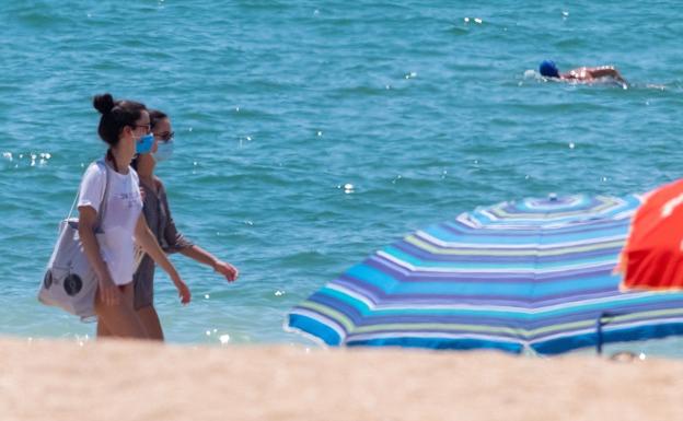 Sanidad entierra su proyecto de imponer mascarilla en todo momento en playas y piscinas