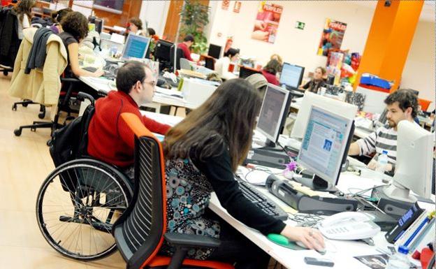 Desgaitasunen bat duten euskal unibertsitateetako 5 gaztek lan-praktikak egingo dituzte aurten, ONCE Fundazioari esker