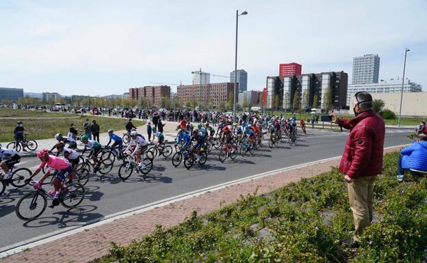 La Itzulia tiñe de color las calles vitorianas