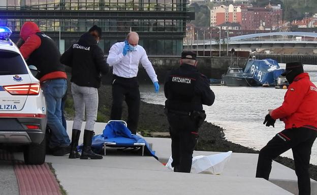 Un hombre fallece al saltar a la ría cuando escapaba de la Policía por un robo en Bilbao