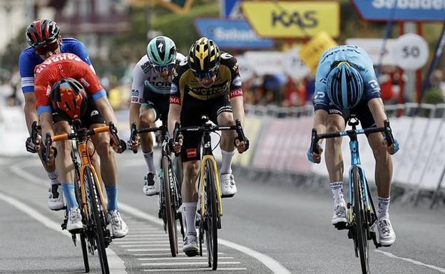 Izagirre remata a Pello Bilbao en la orilla en Hondarribia